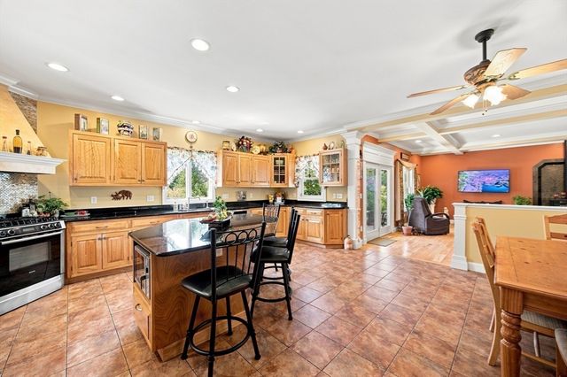 135 Lancaster Dr, Agawam, MA 01001