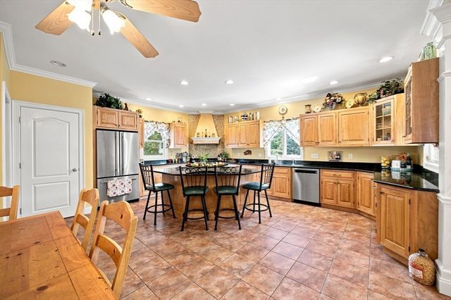 135 Lancaster Dr, Agawam, MA 01001