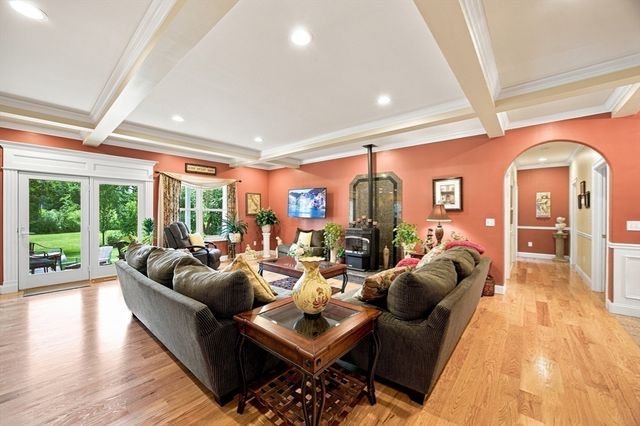 135 Lancaster Dr, Agawam, MA 01001