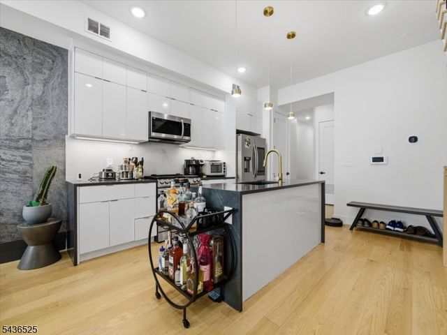 666 Ocean Ave, Jersey City, NJ 07305
