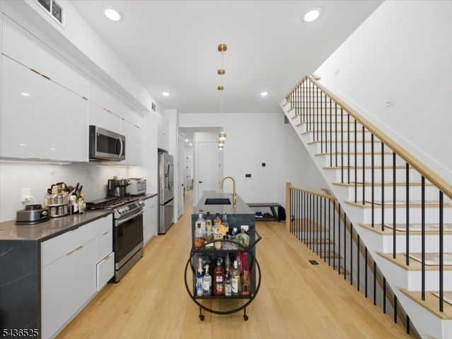 666 Ocean Ave, Jersey City, NJ 07305