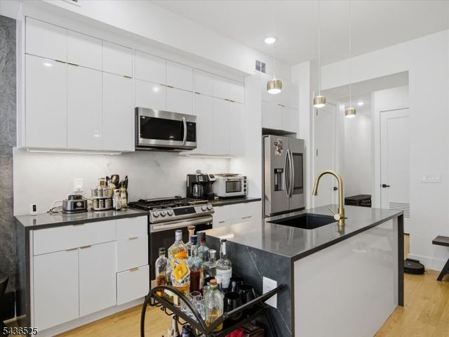 666 Ocean Ave, Jersey City, NJ 07305