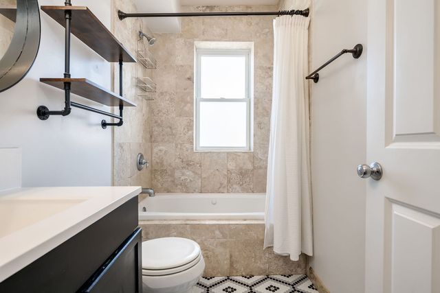 4749 W Roscoe Street 3, Chicago, IL 60641