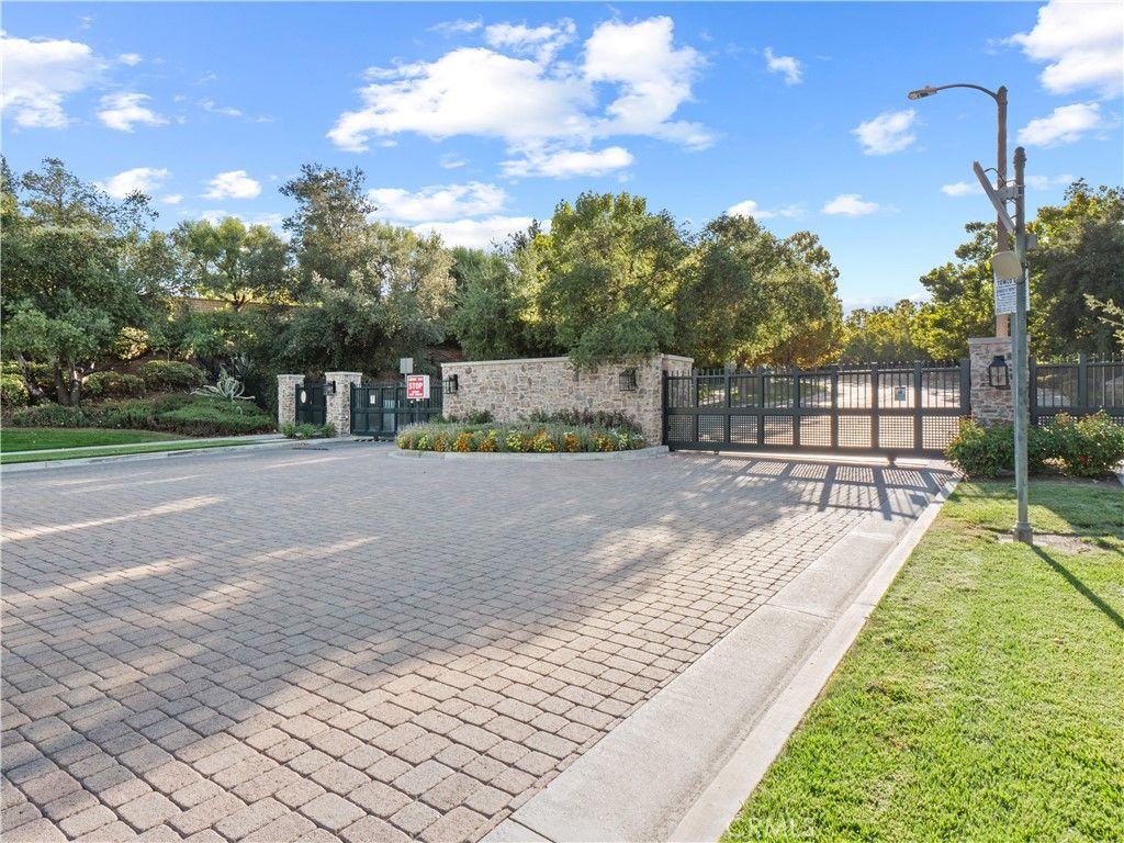 Image 48 of property listing at 25679 Smoketree, Valencia, CA 91381