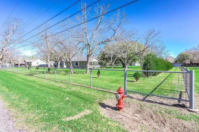 2474 Gates Road, Alvin, TX 77511