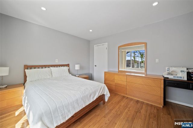 811 Pleasantview Terrace, Ridgefield, NJ 07657