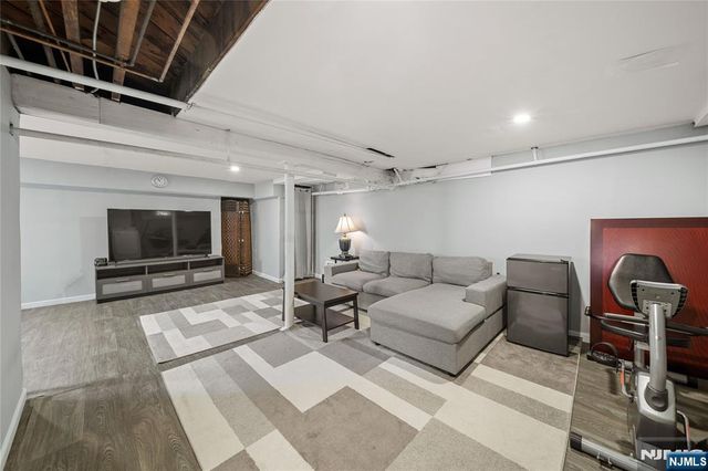 811 Pleasantview Terrace, Ridgefield, NJ 07657