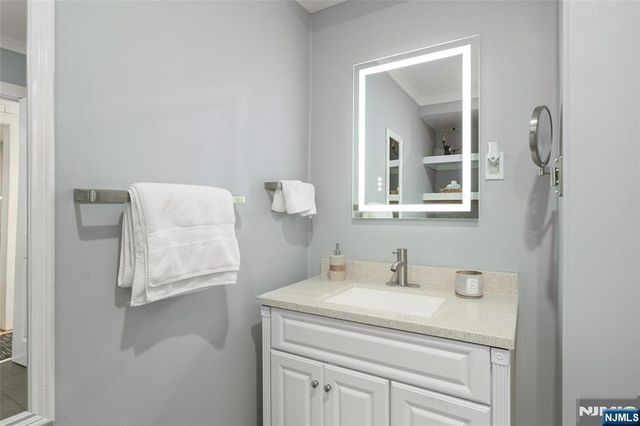 811 Pleasantview Terrace, Ridgefield, NJ 07657