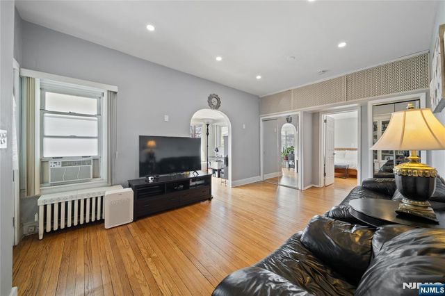 811 Pleasantview Terrace, Ridgefield, NJ 07657