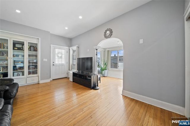 811 Pleasantview Terrace, Ridgefield, NJ 07657