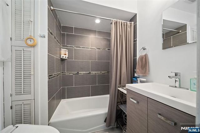 811 Pleasantview Terrace, Ridgefield, NJ 07657