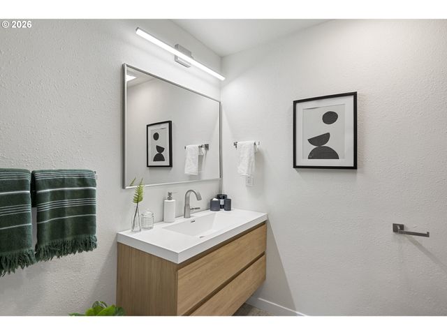 6865 Ne CLAREMONT Ave, Portland, OR 97211