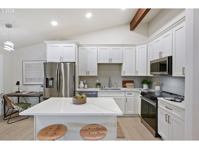 6865 Ne CLAREMONT Ave, Portland, OR 97211