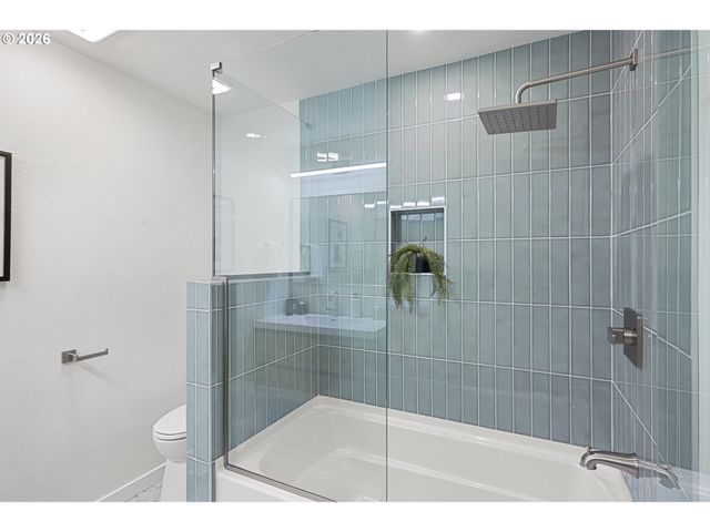 6865 Ne CLAREMONT Ave, Portland, OR 97211