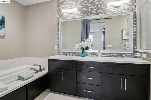 601 Sandalwood Dr 2, Livermore, CA 94551