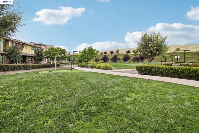 601 Sandalwood Dr 2, Livermore, CA 94551