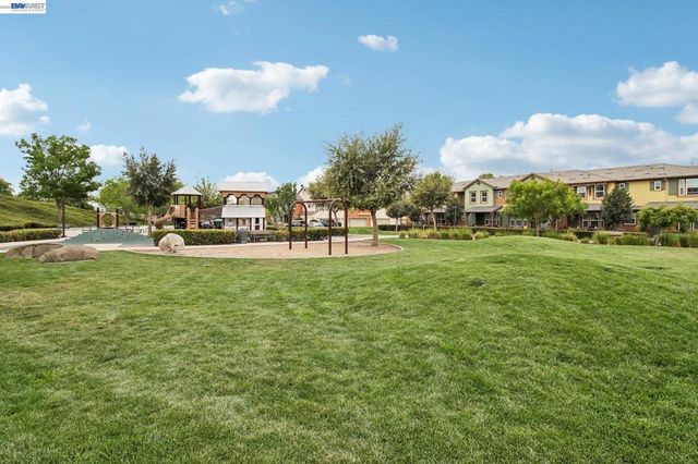 601 Sandalwood Dr 2, Livermore, CA 94551