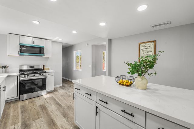 5320 W Avenue L4, Quartz Hill, CA 93536