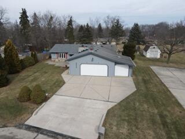 5240 Linden CIRCLE, Racine, WI 53406