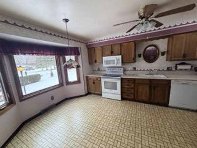 5240 Linden CIRCLE, Racine, WI 53406