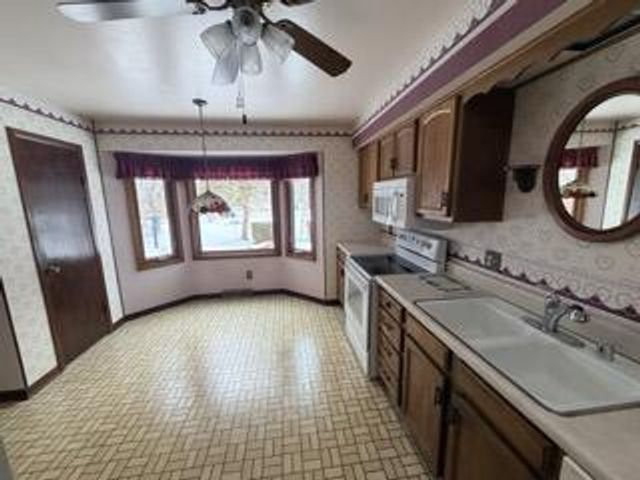 5240 Linden CIRCLE, Racine, WI 53406