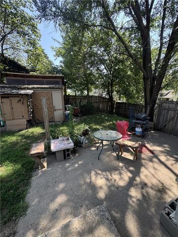 225 W Moore Street, Independence, MO 64050
