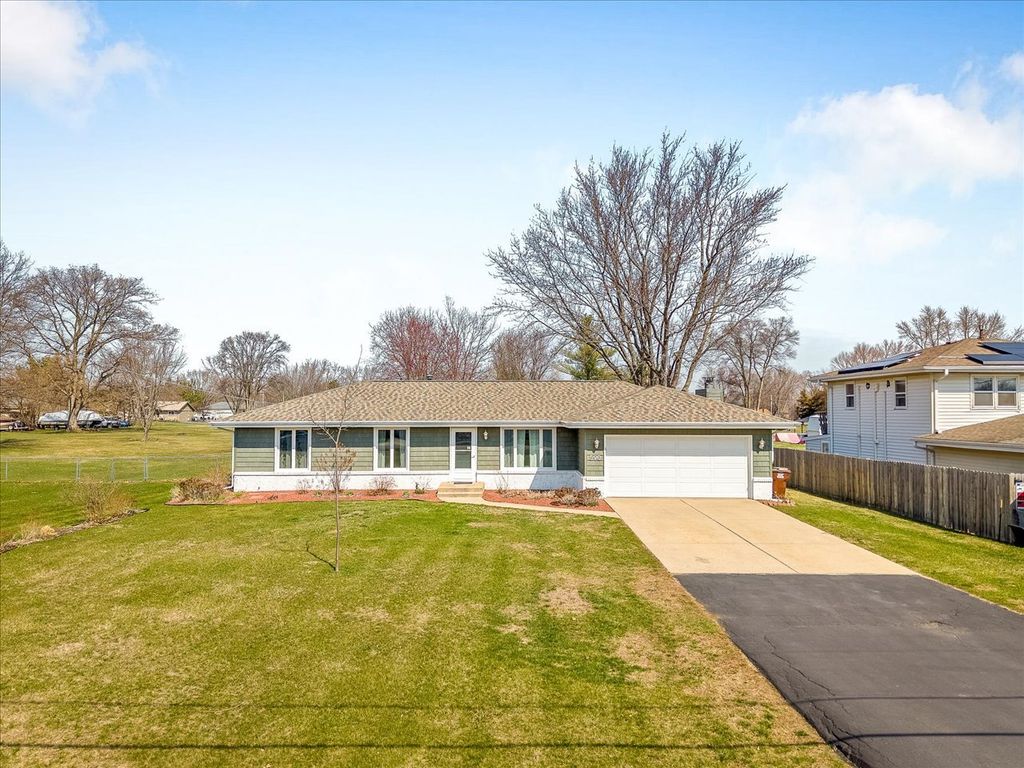 590 Brentwood Road, Machesney Park, IL 61115