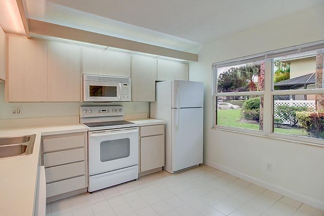 44 Essex Court B, Royal Palm Beach, FL 33411