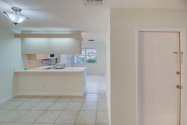 44 Essex Court B, Royal Palm Beach, FL 33411