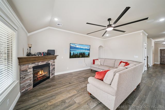 14241 N 68th Avenue E, Collinsville, OK 74021