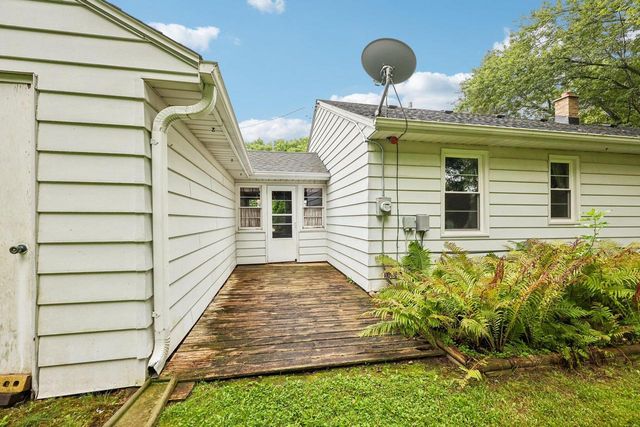 N68W29376 Hartling ROAD, Hartland, WI 53029