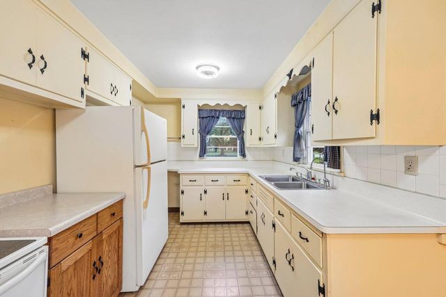 N68W29376 Hartling ROAD, Hartland, WI 53029