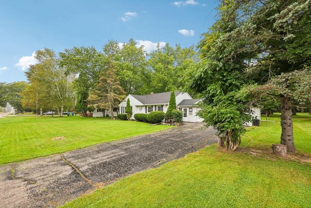 N68W29376 Hartling ROAD, Hartland, WI 53029
