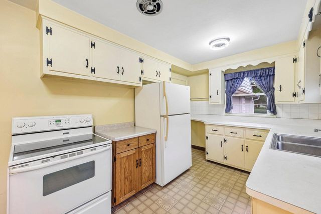 N68W29376 Hartling ROAD, Hartland, WI 53029