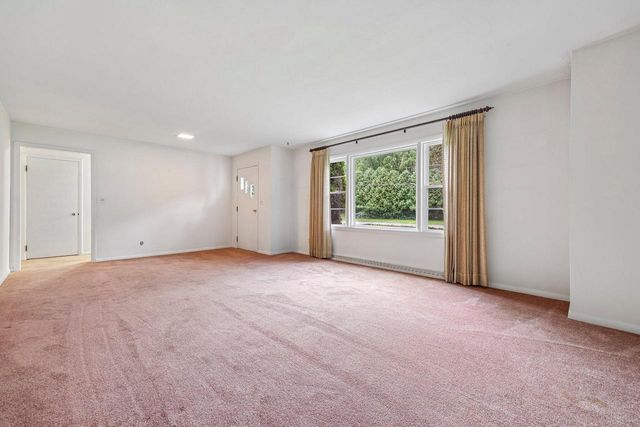 N68W29376 Hartling ROAD, Hartland, WI 53029