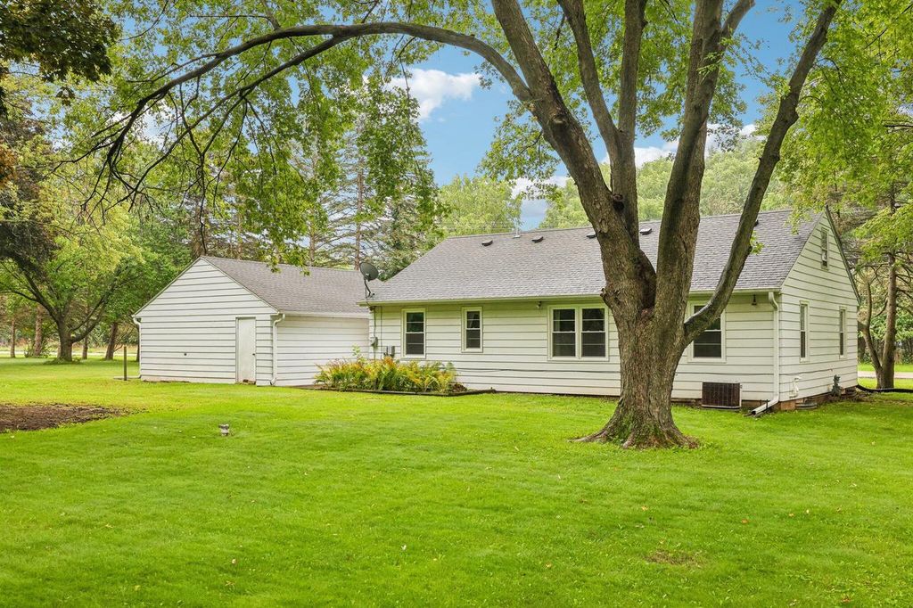 N68W29376 Hartling ROAD, Hartland, WI 53029