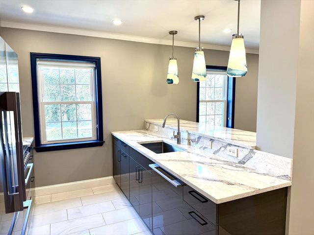 27-29 Commonwealth Ave 6, Newton, MA 02467