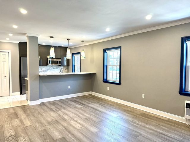 27-29 Commonwealth Ave 6, Newton, MA 02467