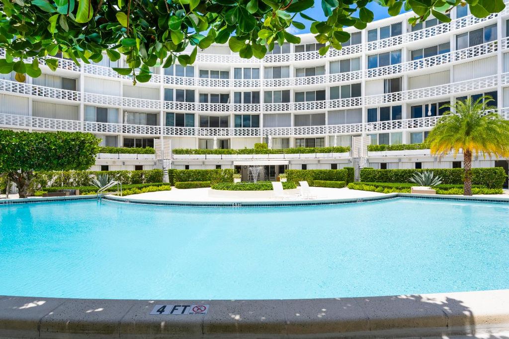 Image 15 of property listing at 2760 S Ocean Boulevard 213, Palm Beach, FL 33480