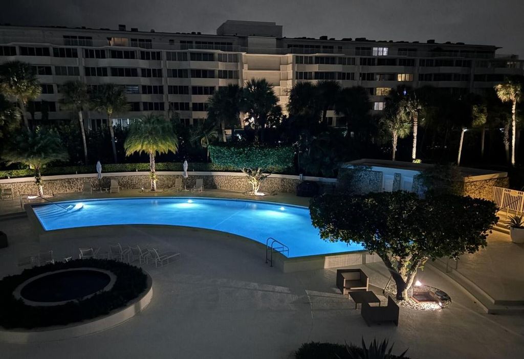 Image 16 of property listing at 2760 S Ocean Boulevard 213, Palm Beach, FL 33480