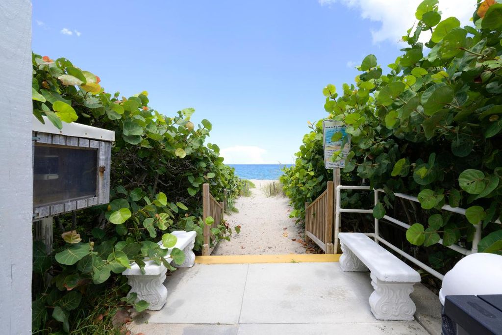 Image 17 of property listing at 2760 S Ocean Boulevard 213, Palm Beach, FL 33480