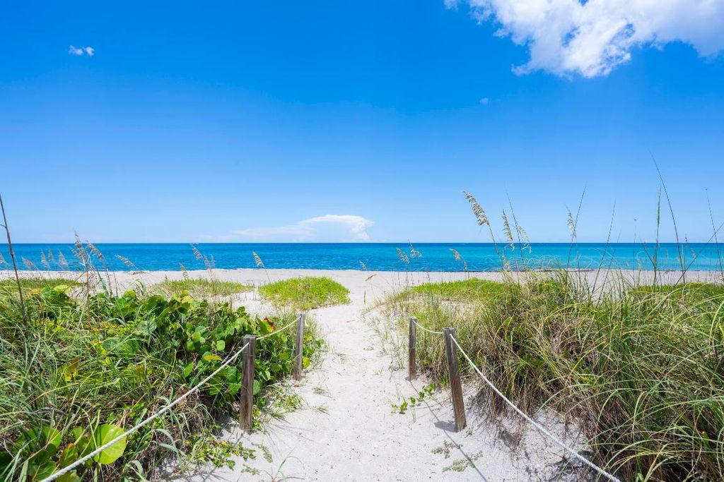 Image 18 of property listing at 2760 S Ocean Boulevard 213, Palm Beach, FL 33480