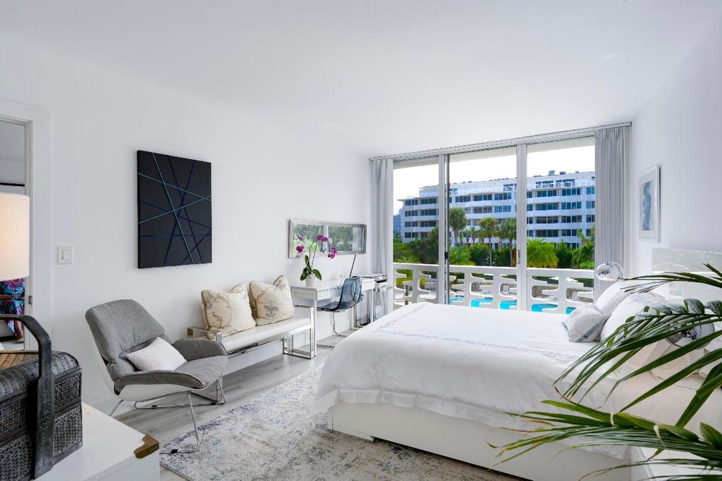 Image 9 of property listing at 2760 S Ocean Boulevard 213, Palm Beach, FL 33480