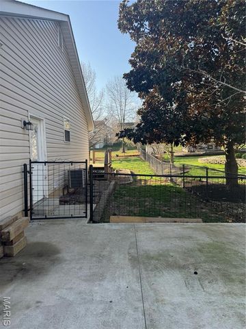 8 Hickory Knoll Crt, Union, MO 63084