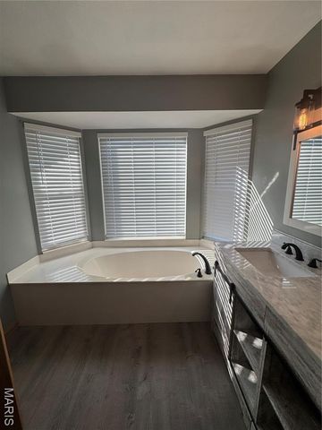 8 Hickory Knoll Crt, Union, MO 63084