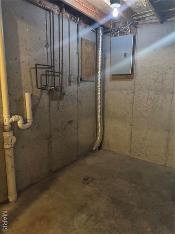 8 Hickory Knoll Crt, Union, MO 63084