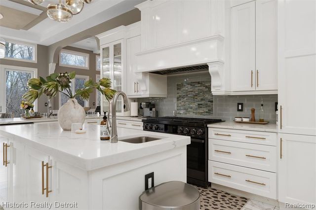 5695 N Branford Drive, West Bloomfield, MI 48322