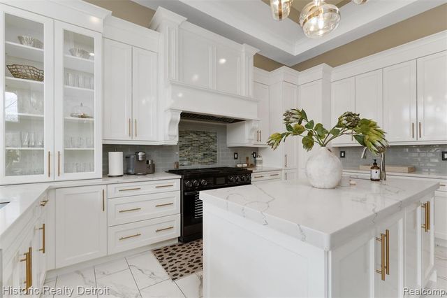 5695 N Branford Drive, West Bloomfield, MI 48322