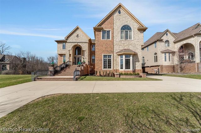5695 N Branford Drive, West Bloomfield, MI 48322