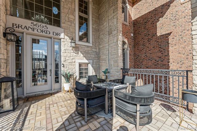 5695 N Branford Drive, West Bloomfield, MI 48322